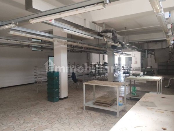 locale commerciale in vendita a Napoli in zona Secondigliano