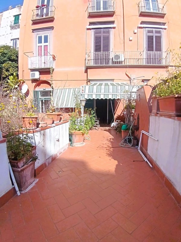 appartamento in vendita a Napoli in zona Chiaia