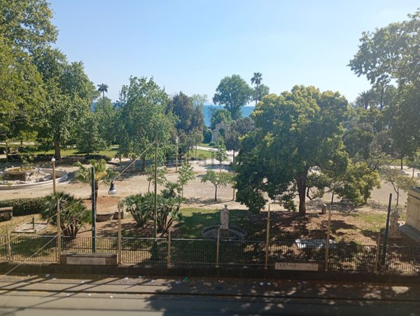 appartamento in vendita a Napoli in zona Chiaia