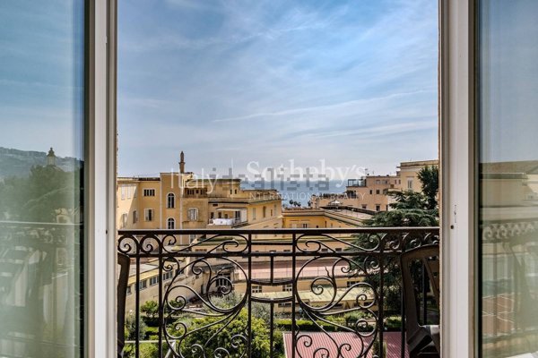 appartamento in vendita a Napoli in zona Chiaia