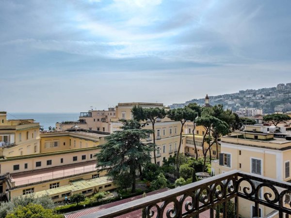 appartamento in vendita a Napoli in zona Chiaia