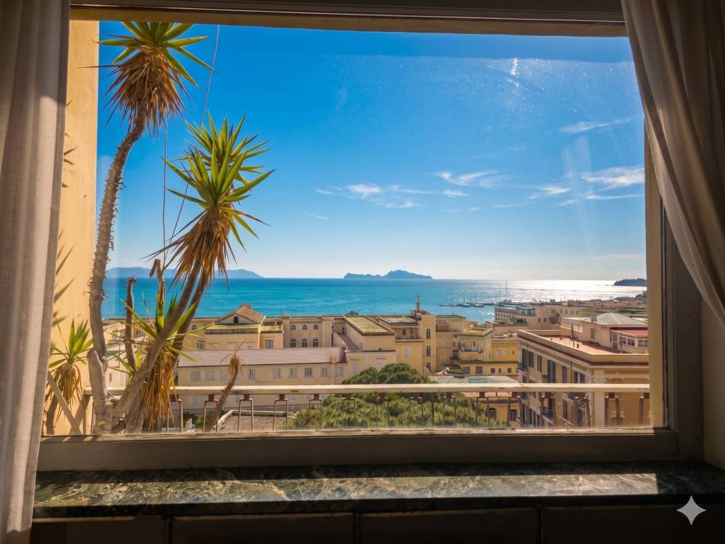 appartamento in vendita a Napoli in zona Chiaia