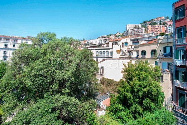 appartamento in vendita a Napoli in zona Chiaia