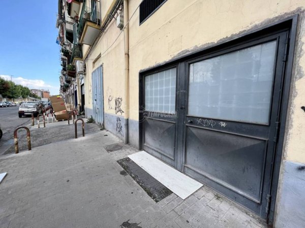 locale commerciale in vendita a Napoli