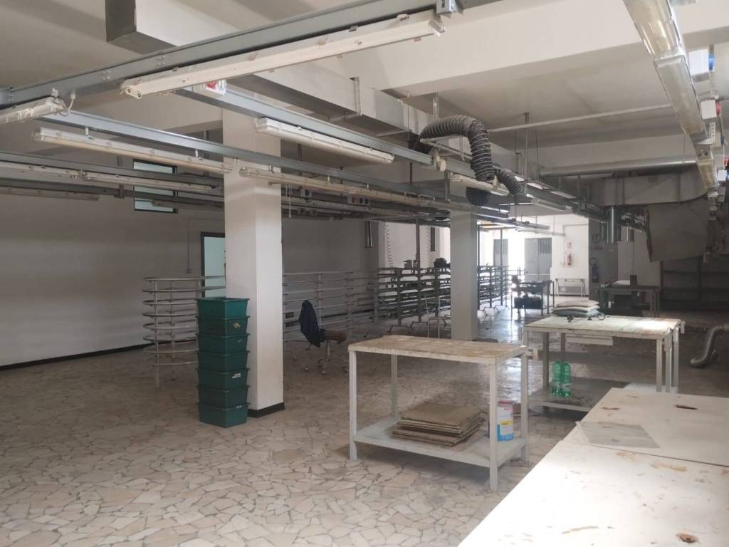 negozio in vendita a Napoli in zona Secondigliano