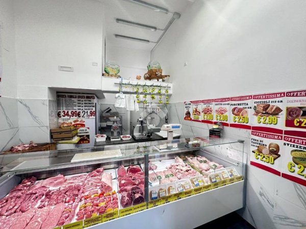 negozio in vendita a Napoli in zona Secondigliano