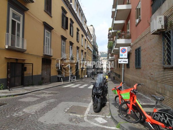 locale commerciale in vendita a Napoli in zona Chiaia