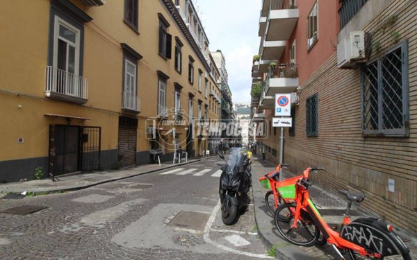 locale commerciale in vendita a Napoli in zona Chiaia