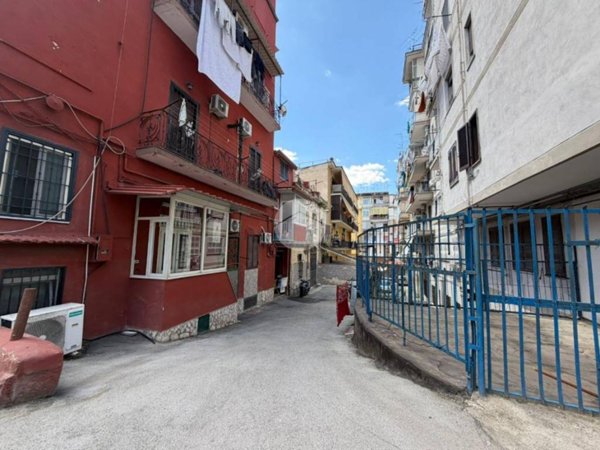 appartamento in vendita a Napoli in zona San Carlo all'Arena