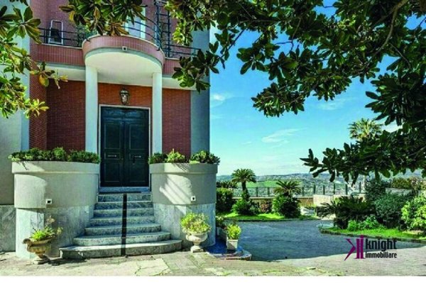casa indipendente in vendita a Napoli in zona Posillipo