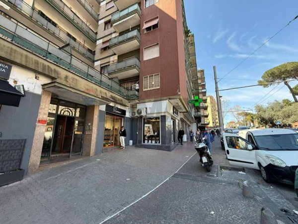 locale commerciale in vendita a Napoli