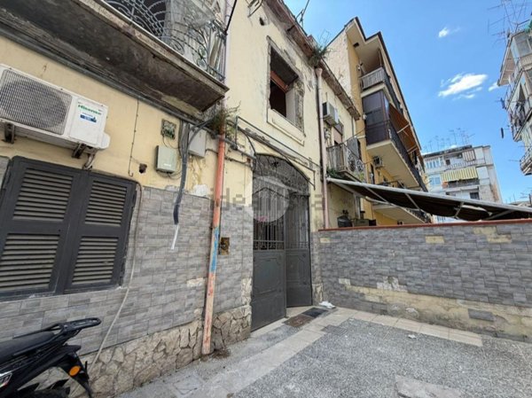 appartamento in vendita a Napoli in zona San Carlo all'Arena