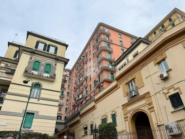 appartamento in vendita a Napoli in zona Chiaia