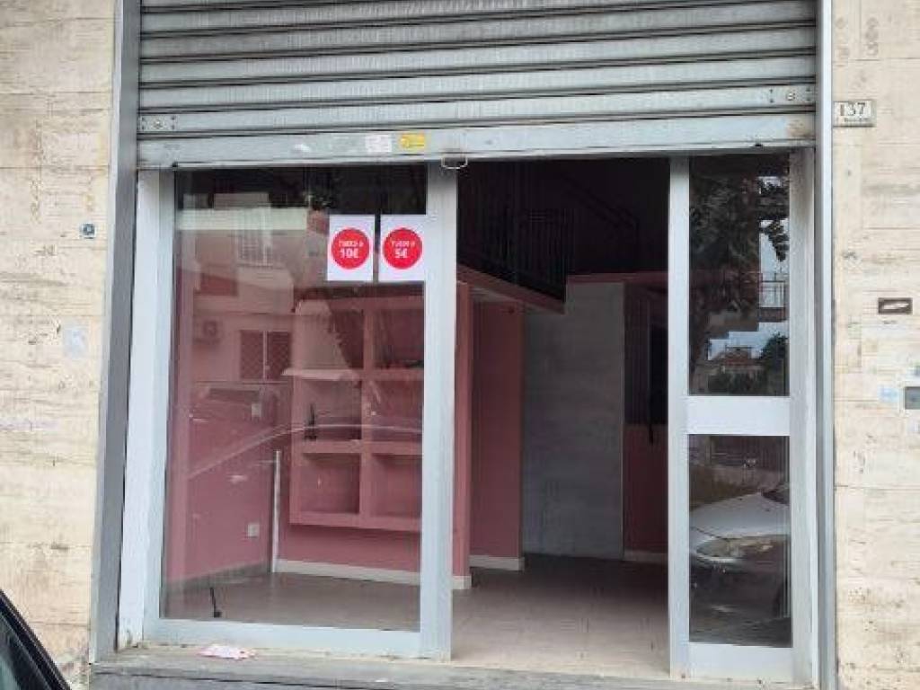 negozio in vendita a Napoli in zona Capodimonte / Colli Aminei