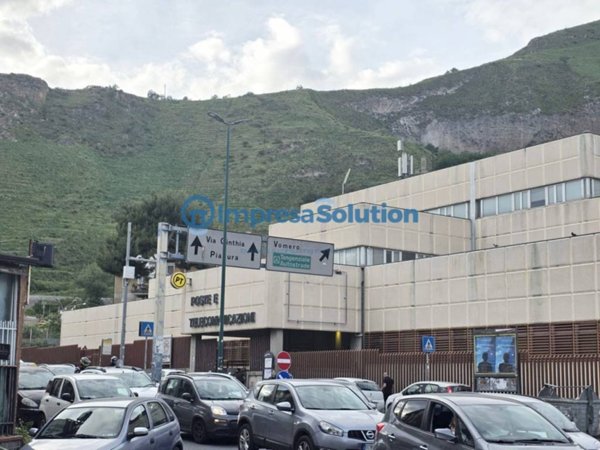ufficio in vendita a Napoli in zona Soccavo