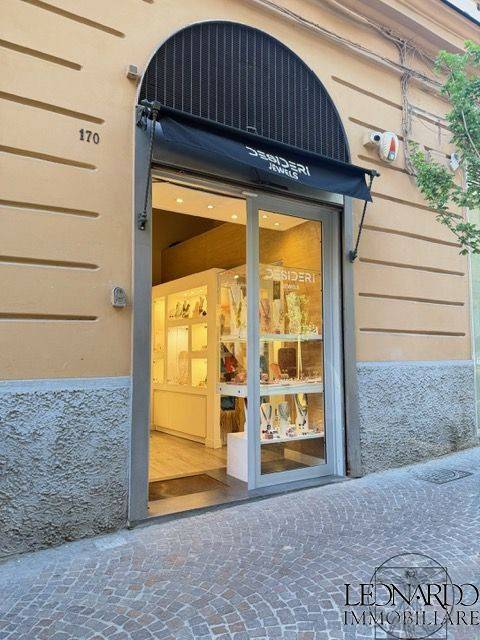negozio in vendita a Napoli in zona Vomero
