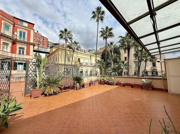 appartamento in vendita a Napoli in zona Chiaia
