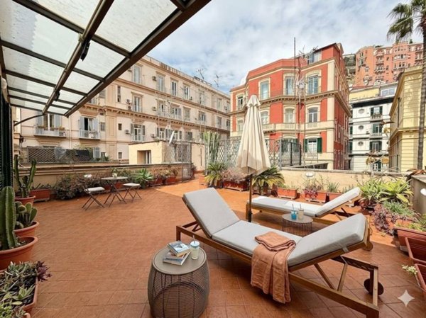 appartamento in vendita a Napoli in zona Chiaia