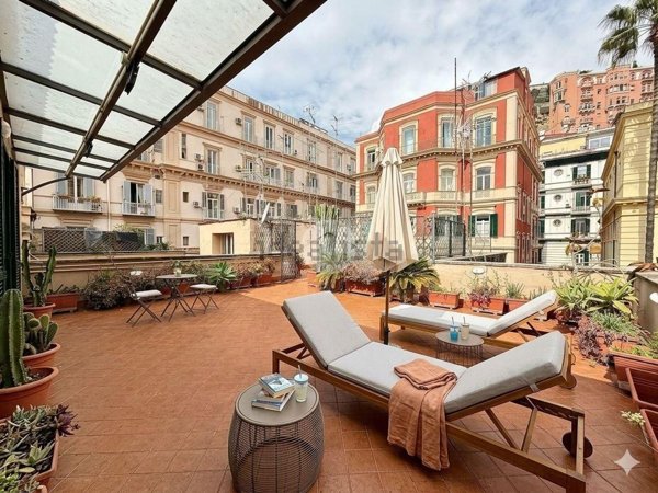 appartamento in vendita a Napoli in zona Chiaia