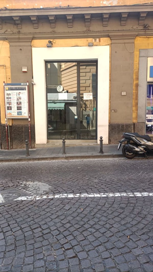 locale commerciale in vendita a Napoli in zona Vomero