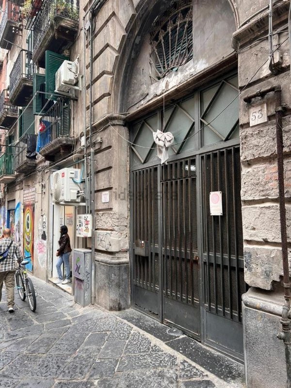 locale commerciale in vendita a Napoli in zona San Lorenzo
