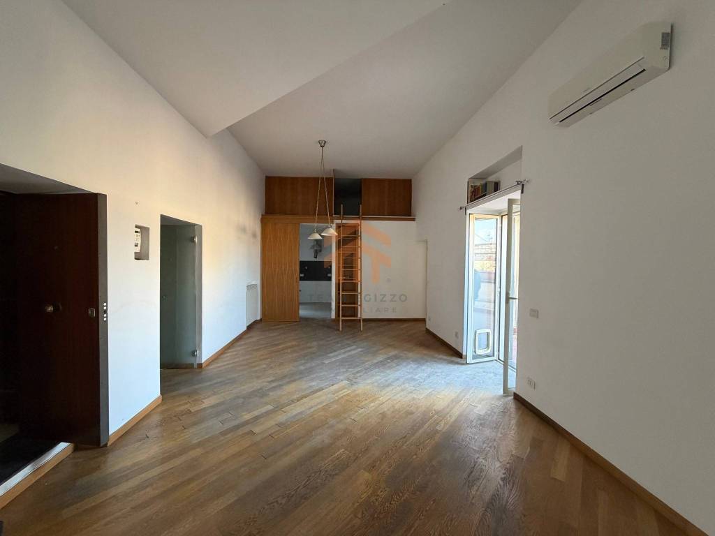 appartamento in vendita a Napoli in zona Chiaia