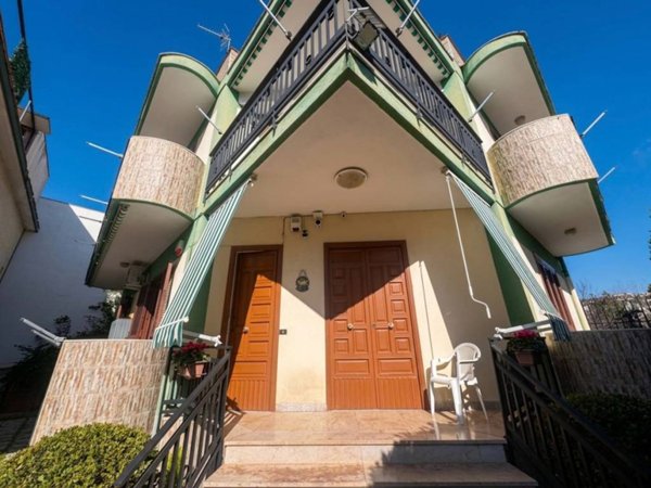 casa indipendente in vendita a Napoli in zona Barra