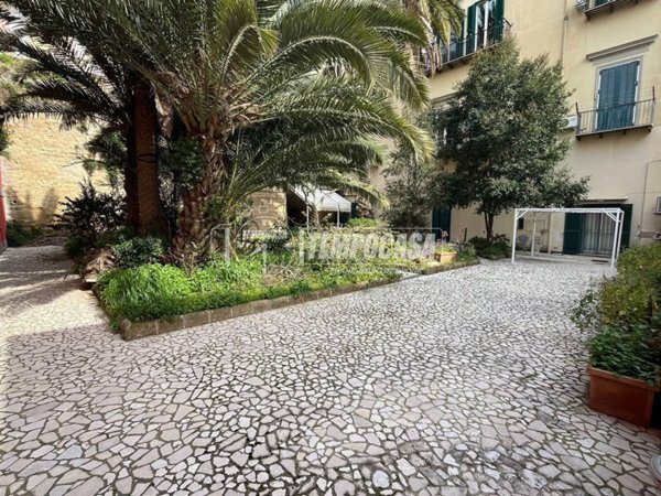 appartamento in vendita a Napoli in zona Chiaia