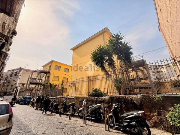 locale di sgombero in vendita a Napoli in zona Stella