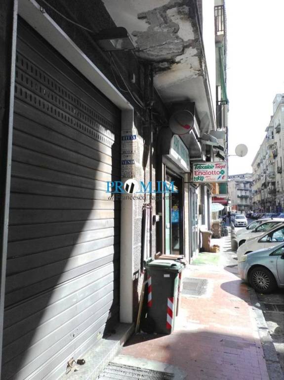 negozio in vendita a Napoli in zona San Carlo all'Arena