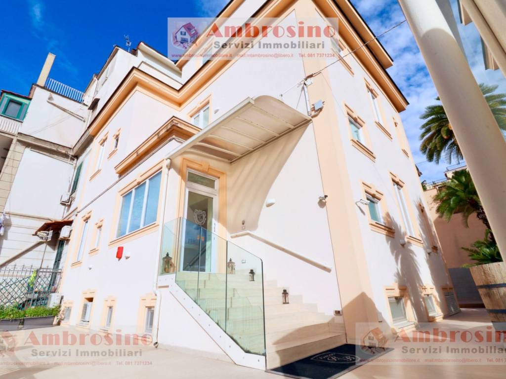 casa indipendente in vendita a Napoli in zona San Carlo all'Arena