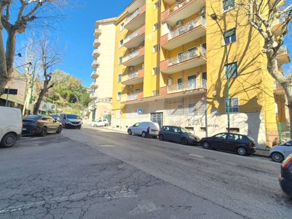 negozio in vendita a Napoli in zona Arenella