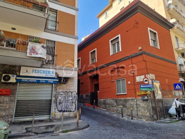 negozio in vendita a Napoli in zona Arenella