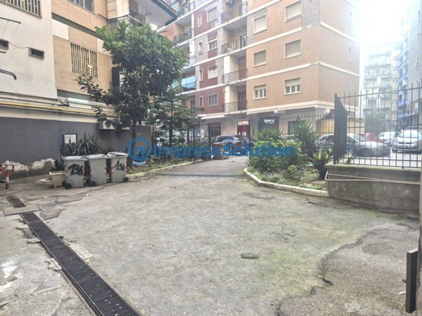 negozio in vendita a Napoli in zona Arenella