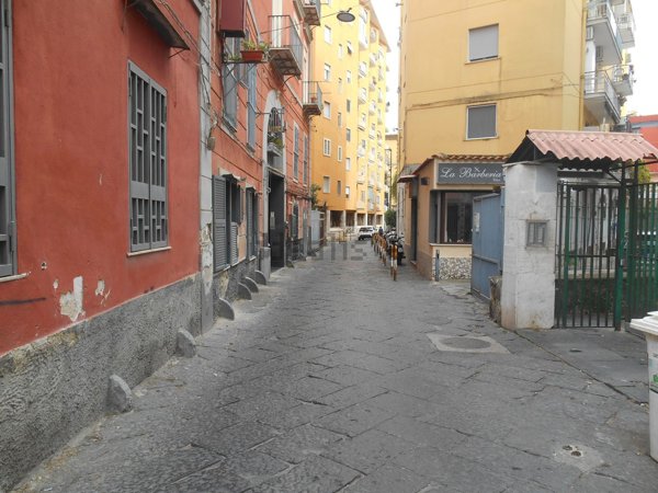 locale commerciale in vendita a Napoli in zona Arenella