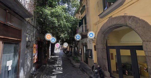 locale commerciale in vendita a Napoli in zona Chiaia