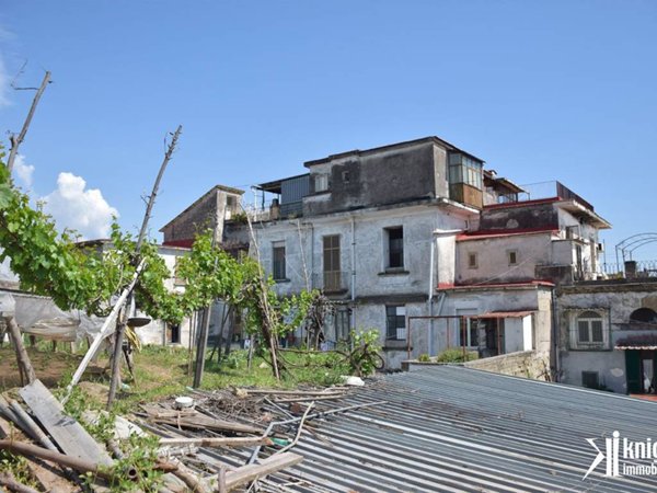 casa indipendente in vendita a Napoli in zona San Carlo all'Arena