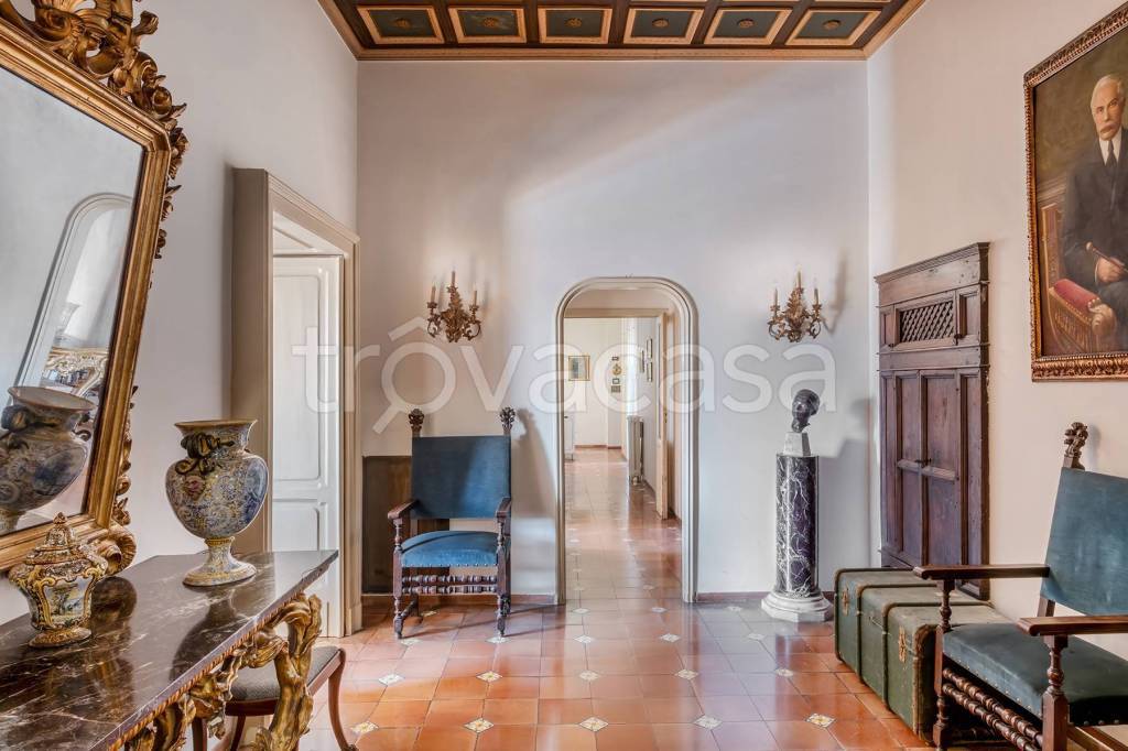 appartamento in vendita a Napoli in zona Chiaia