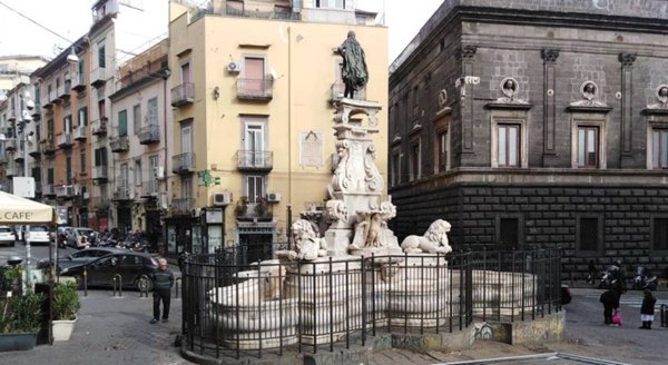 appartamento in vendita a Napoli in zona Porto
