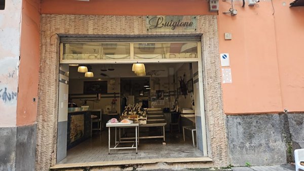 locale commerciale in vendita a Napoli in zona Chiaia