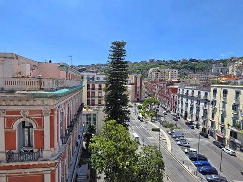 appartamento in vendita a Napoli in zona Chiaia
