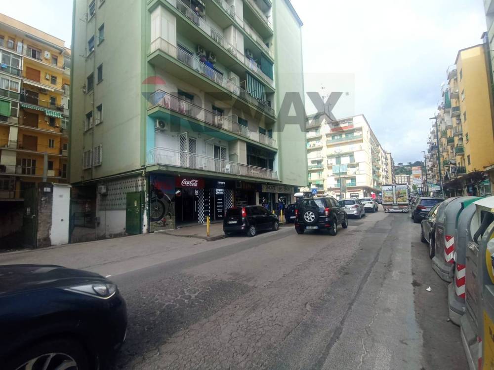 locale commerciale in vendita a Napoli in zona Fuorigrotta