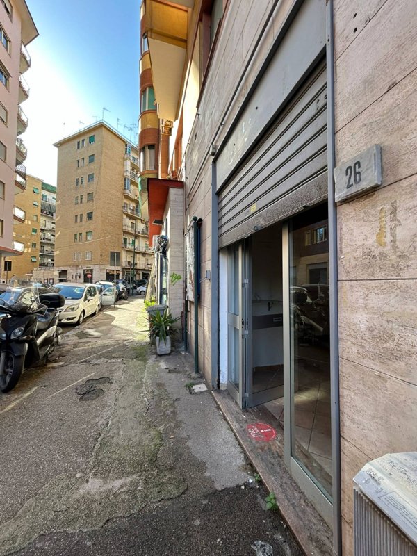 locale commerciale in vendita a Napoli in zona Arenella