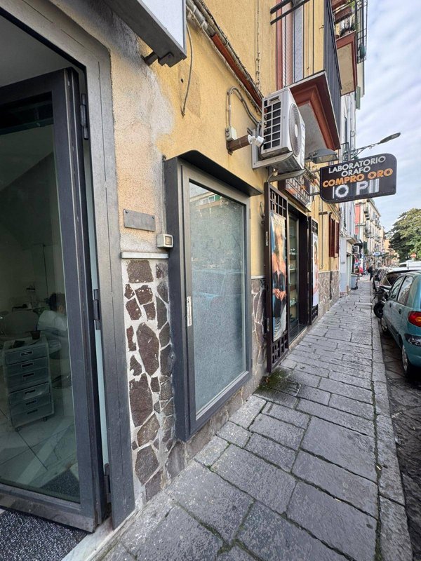 locale commerciale in vendita a Napoli in zona Vomero
