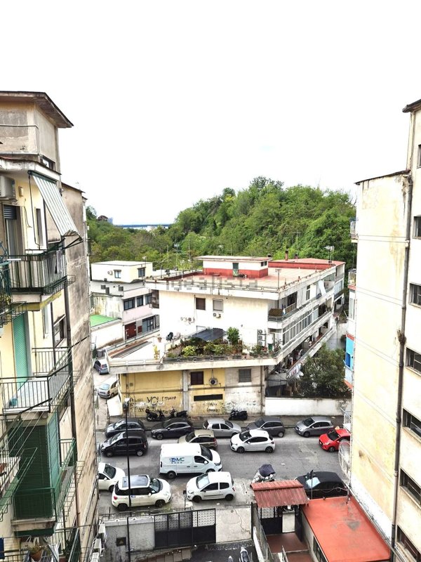 appartamento in vendita a Napoli in zona San Carlo all'Arena