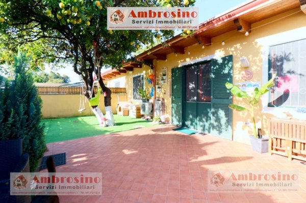 casa indipendente in vendita a Napoli in zona Capodichino