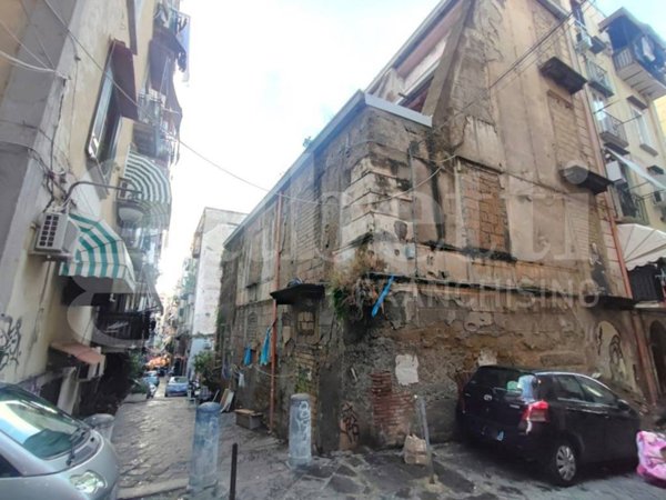 intera palazzina in vendita a Napoli in zona Montecalvario