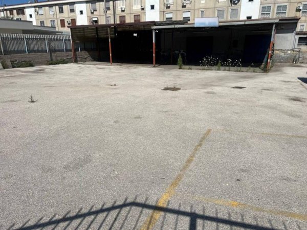 negozio in vendita a Napoli in zona Mercato