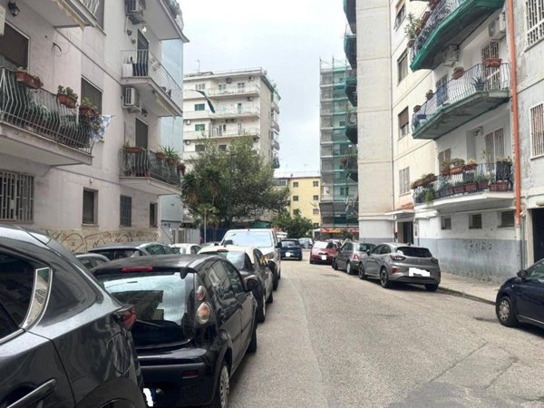 locale commerciale in vendita a Napoli in zona Arenella