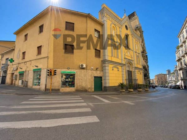 locale commerciale in vendita a Napoli in zona Chiaia